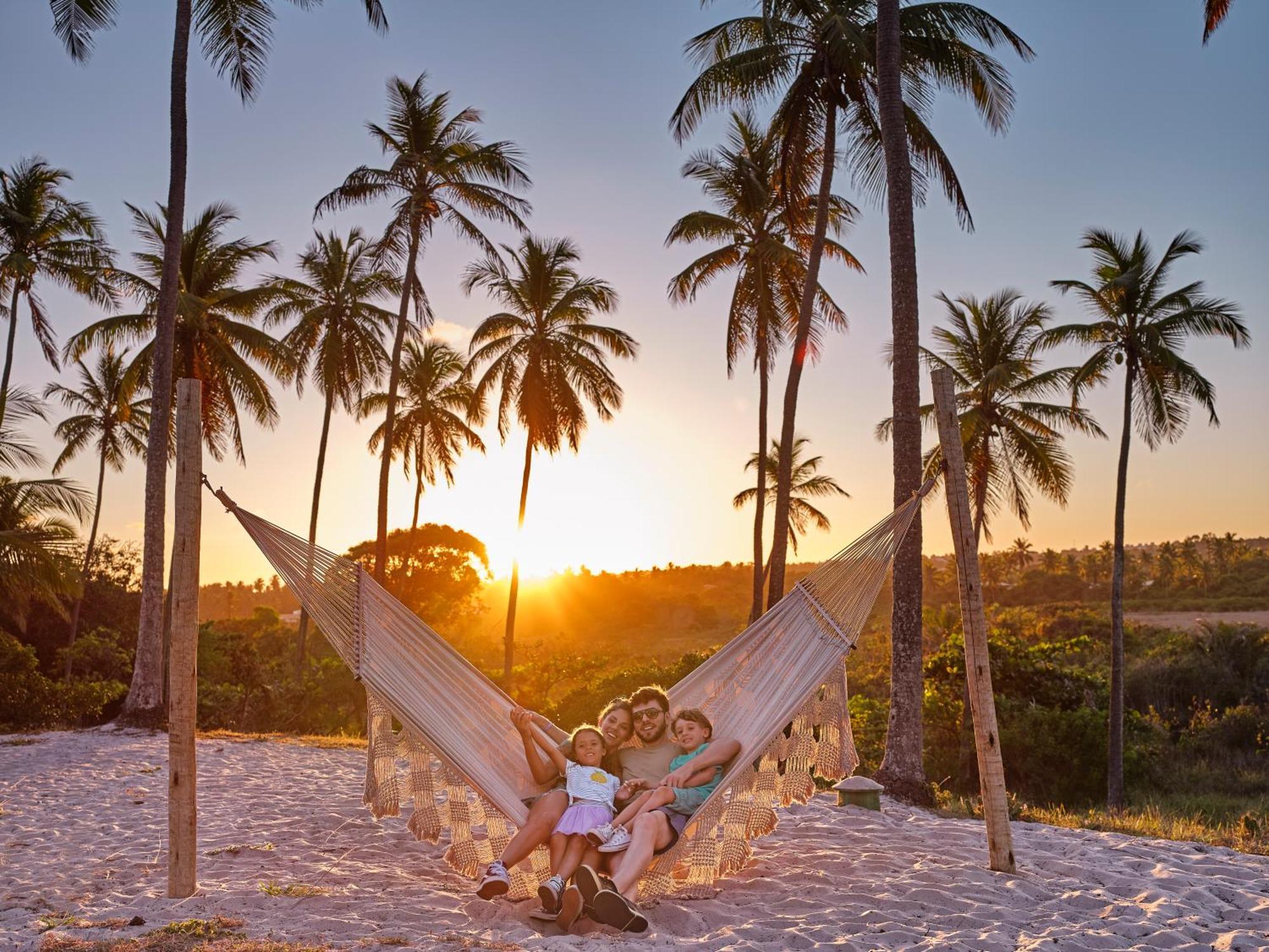 Grand Palladium Imbassai Resort & Spa Exterior foto Sunset at the beach